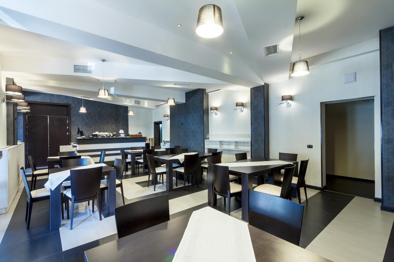 Ymy Hotels Targu Jiu Luaran gambar