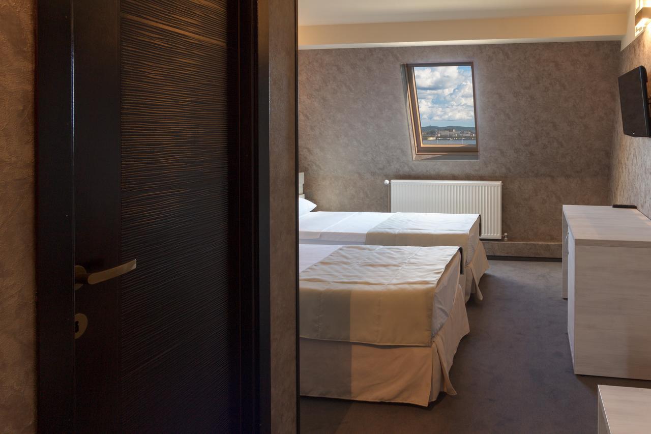 Ymy Hotels Targu Jiu Luaran gambar