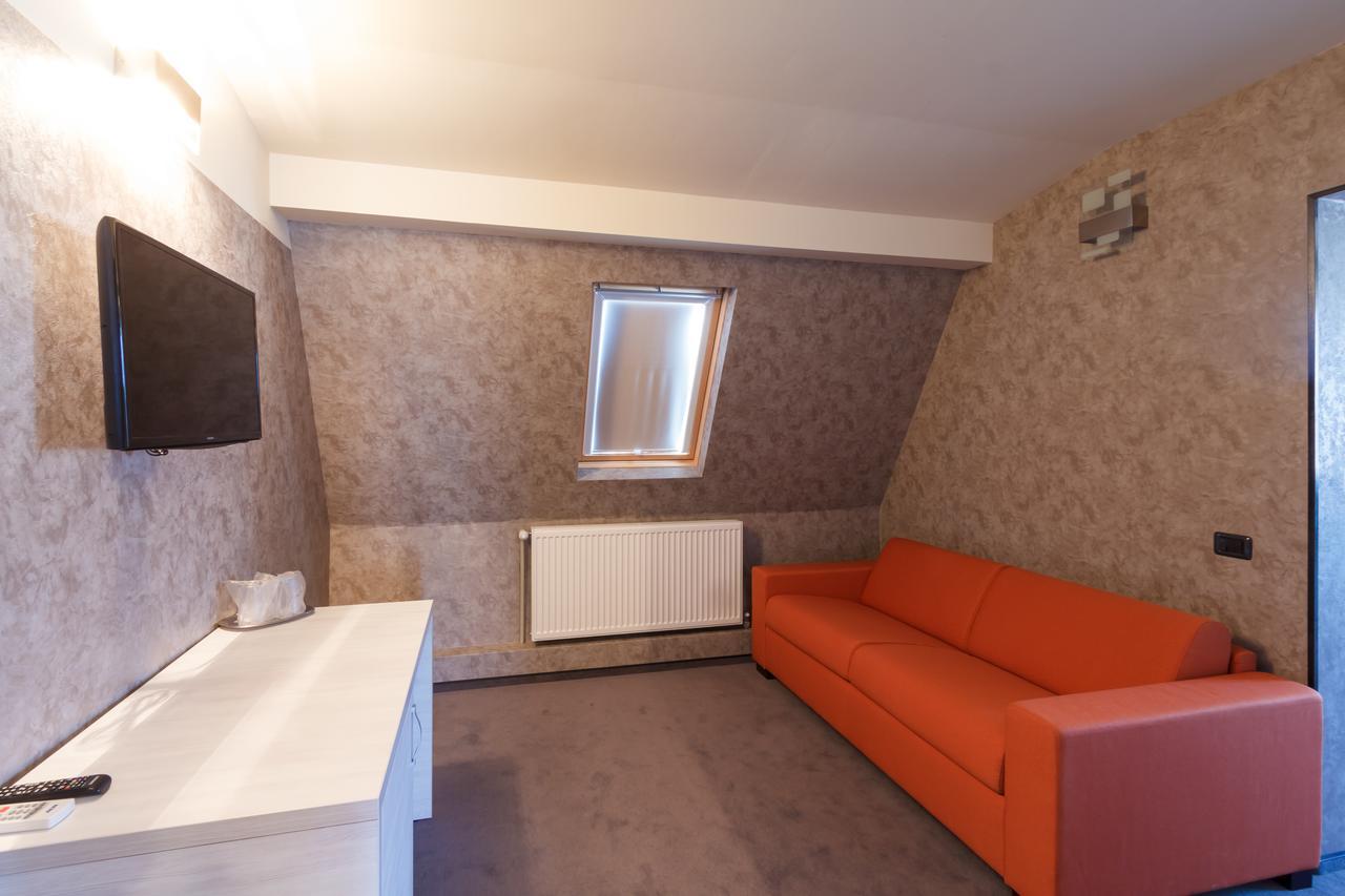 Ymy Hotels Targu Jiu Luaran gambar